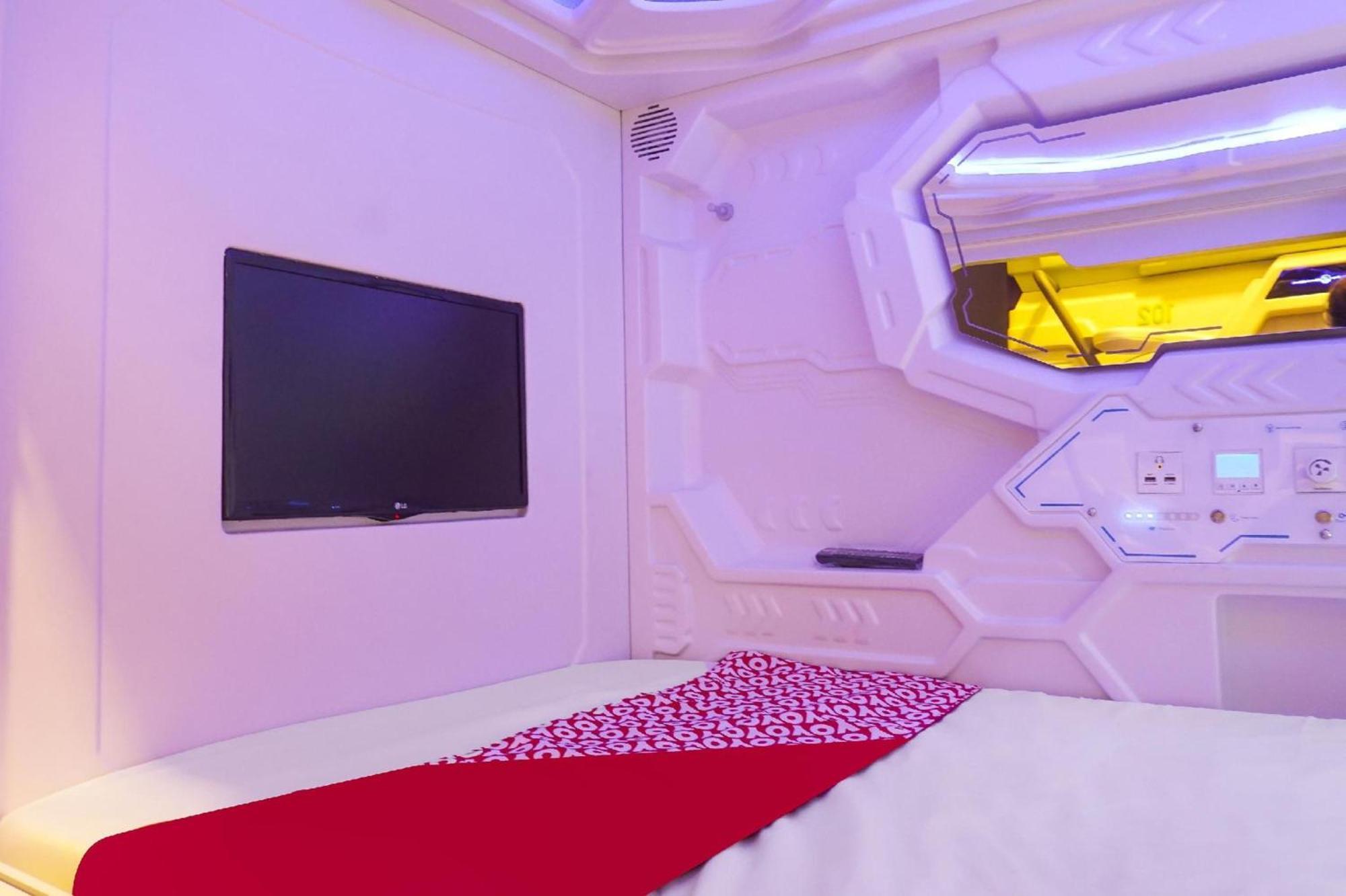 Super Oyo 91328 Fiducia Capsule Hotel