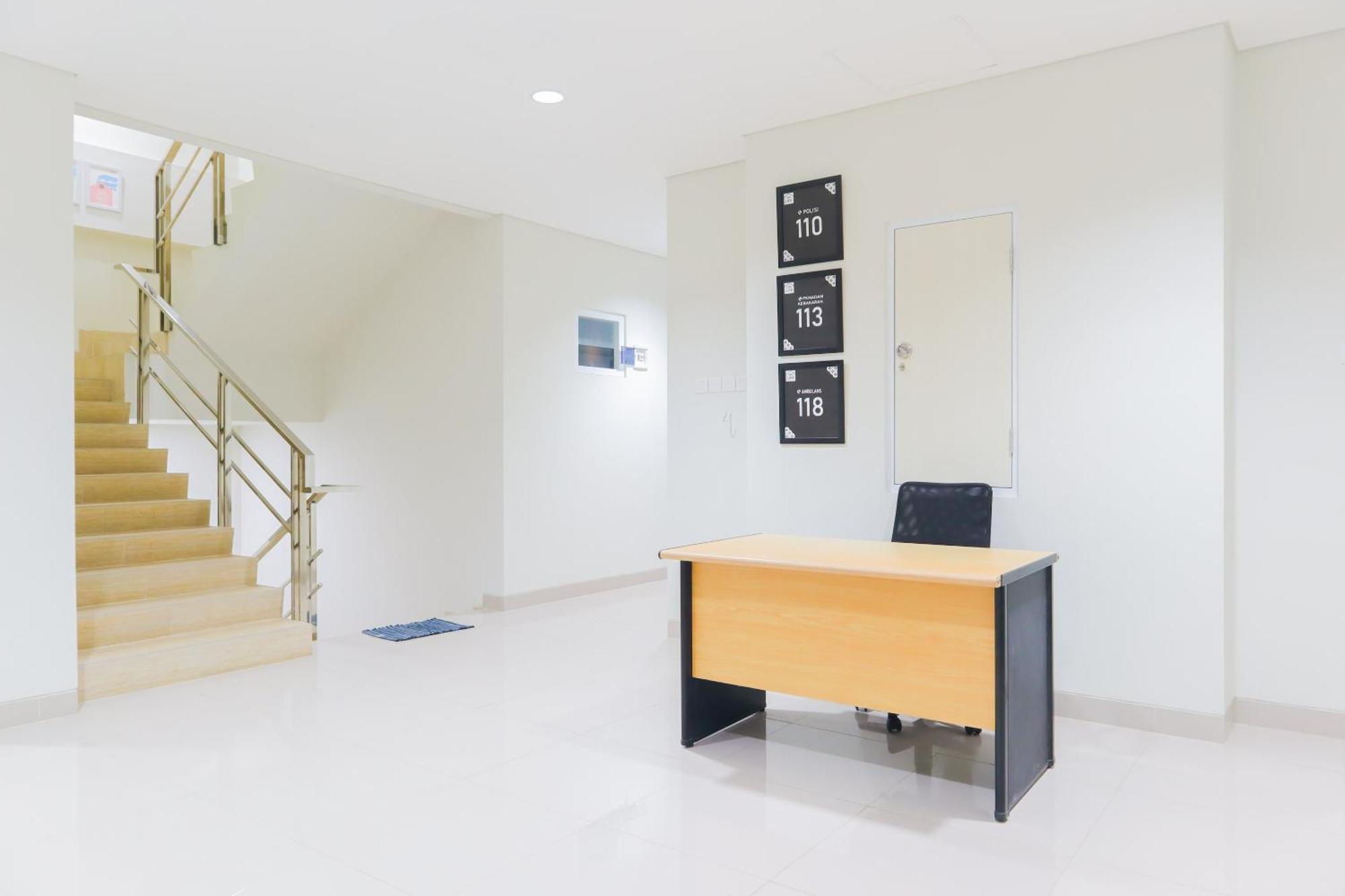 Oyo Life 1830 Mandala Hotel Jakarta