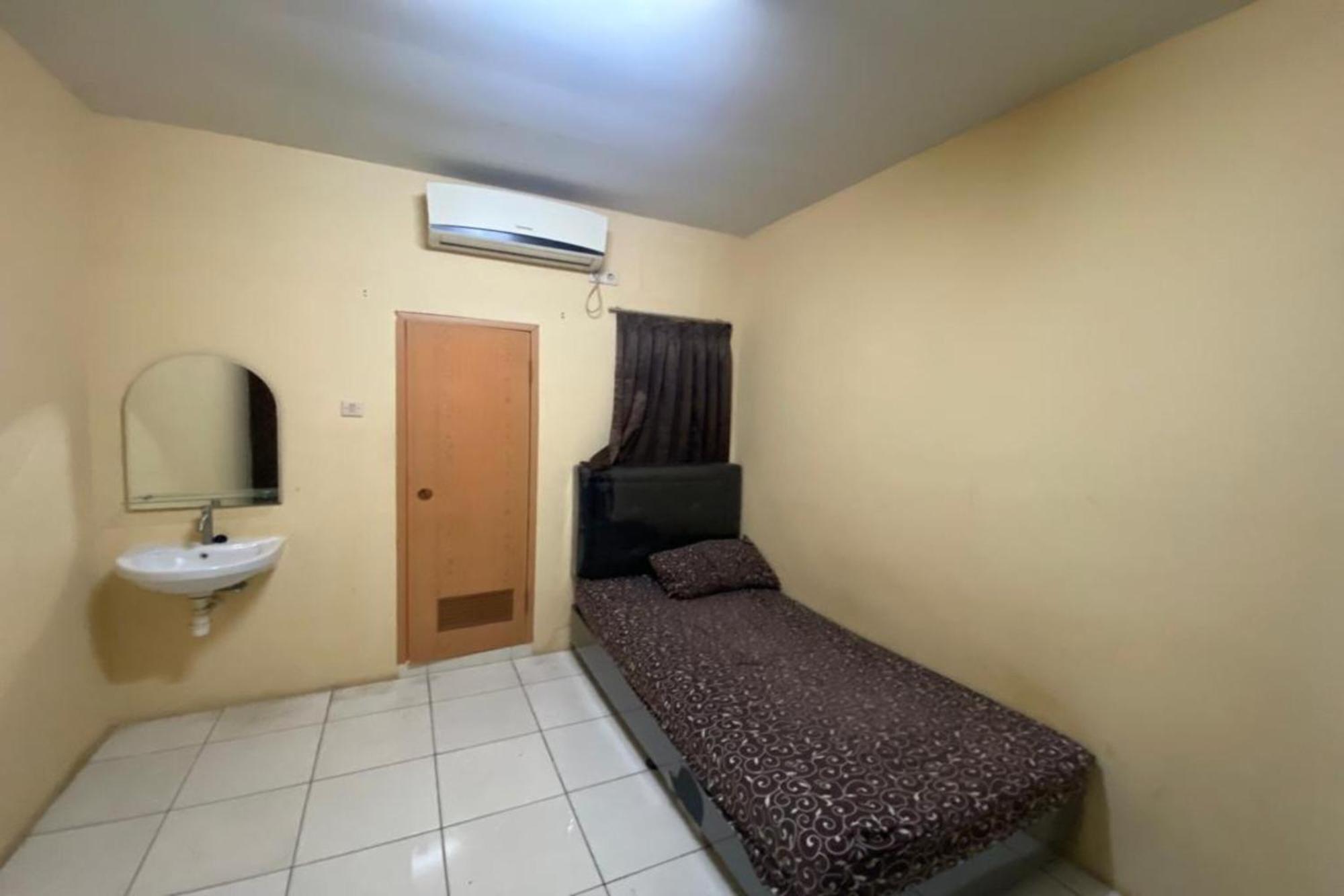 Oyo Life 93129 Kost Mangga 2* Jakarta