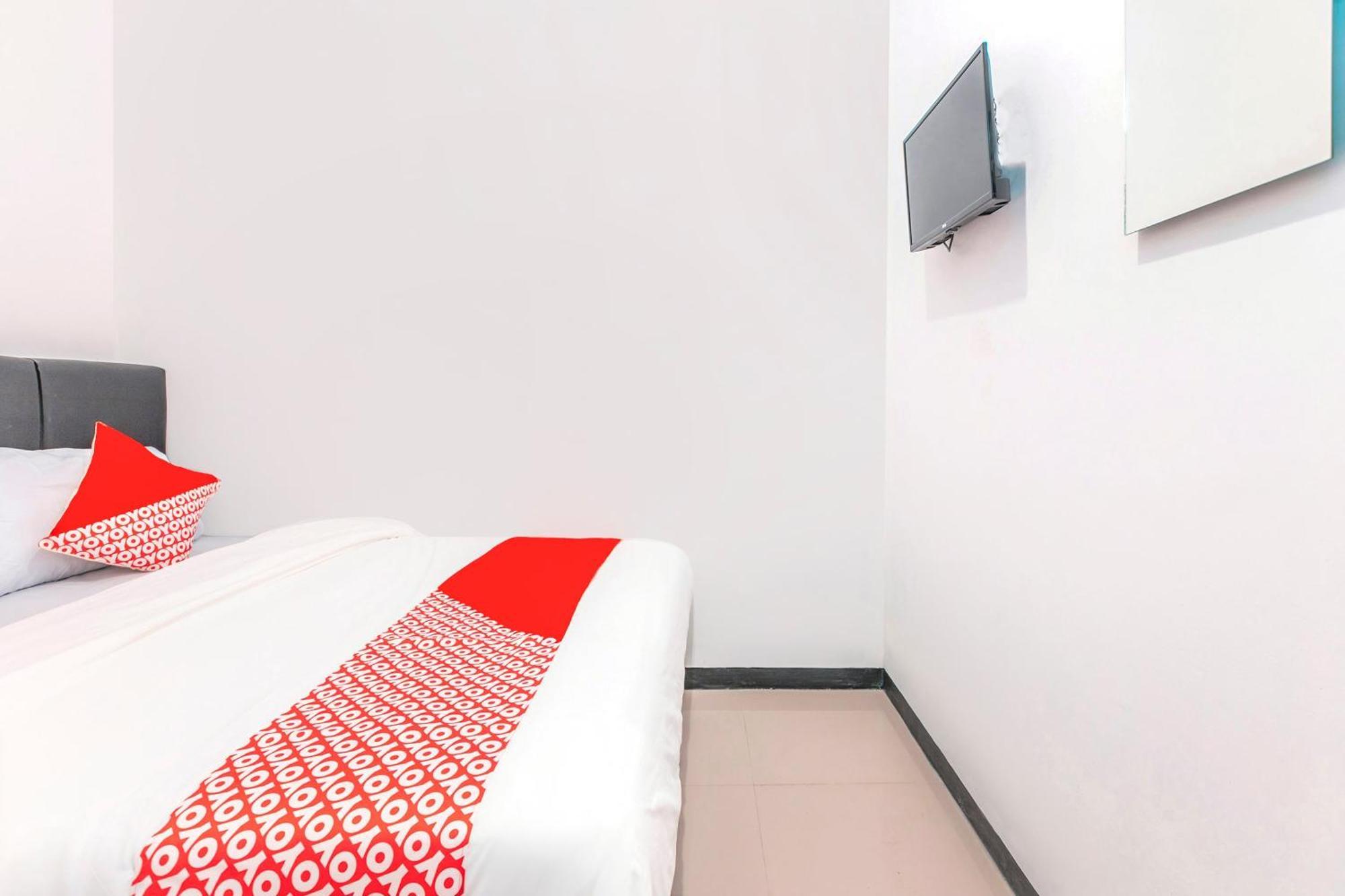 Khách sạn Super Oyo 2223 J&b Utan Kayu Jakarta
