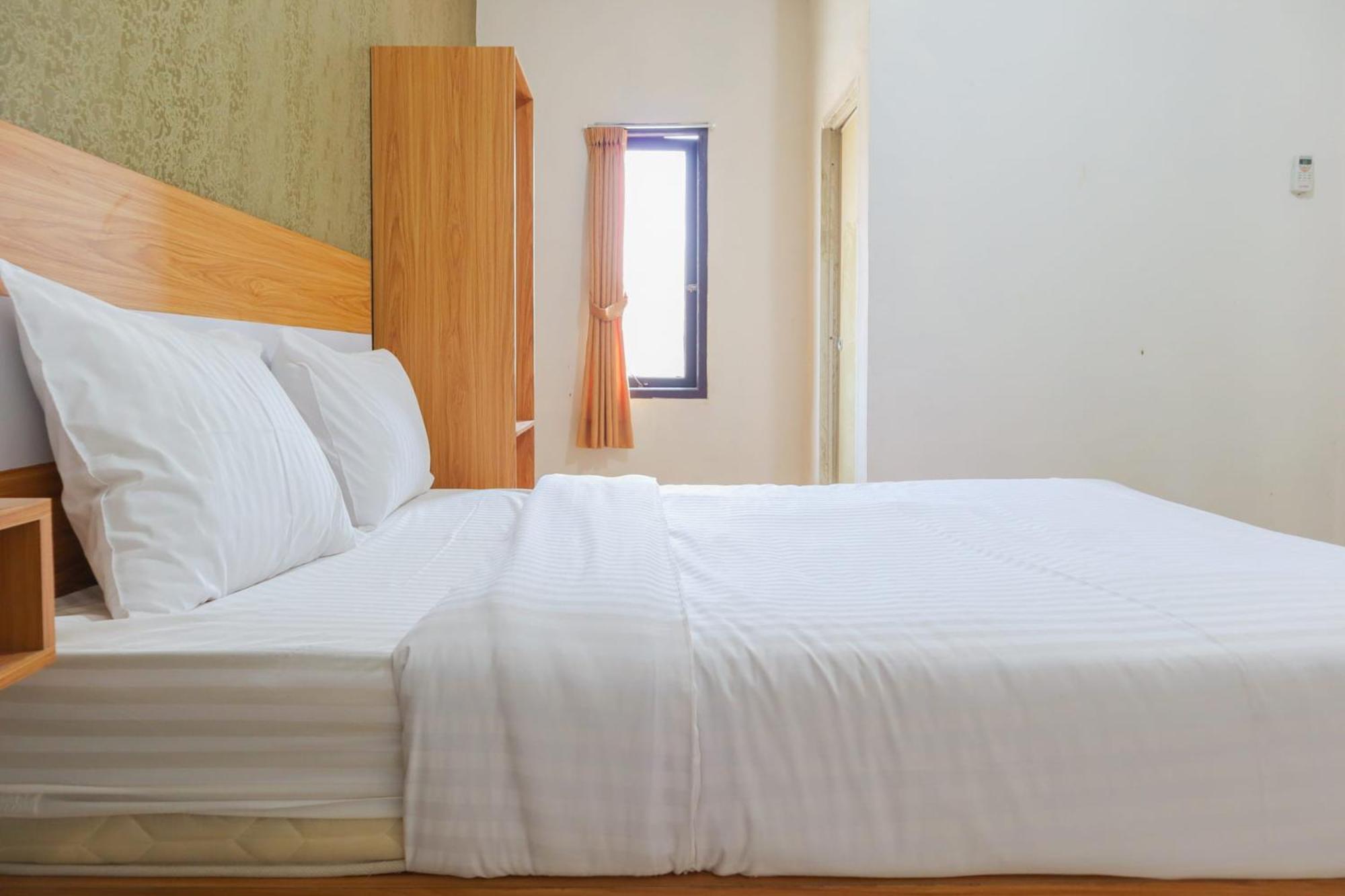 Oyo Life 2590 Kost Assirot Jakarta