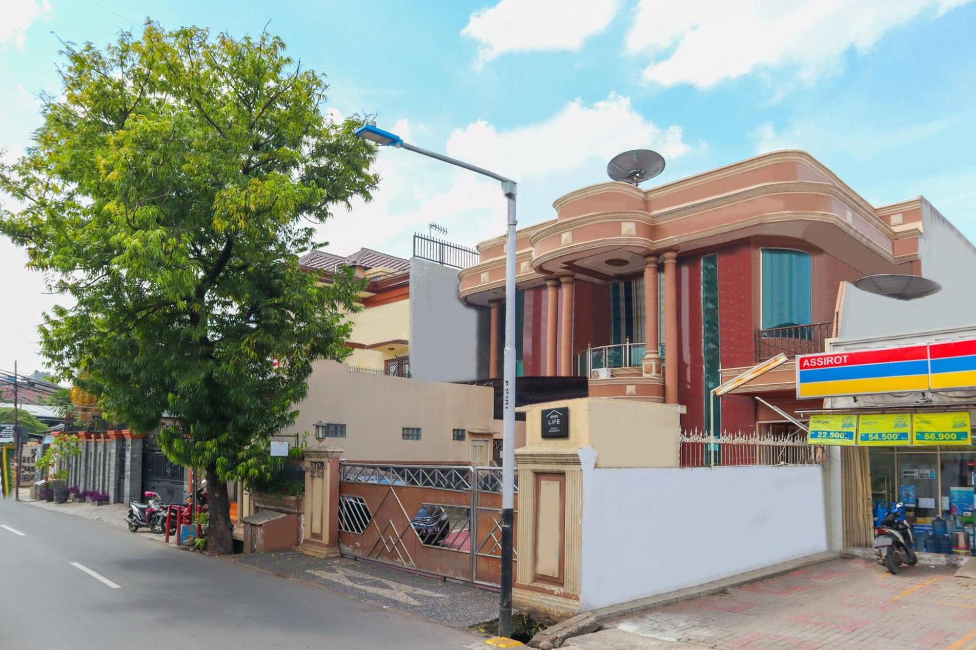 Hotel Oyo Life 2590 Kost Assirot 2*