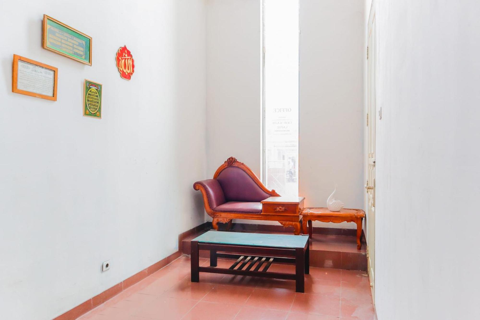 Oyo Life 2590 Kost Assirot Jakarta