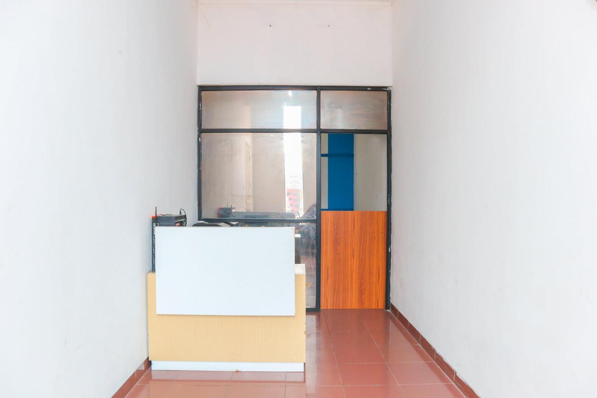 Hotel Oyo Life 2590 Kost Assirot