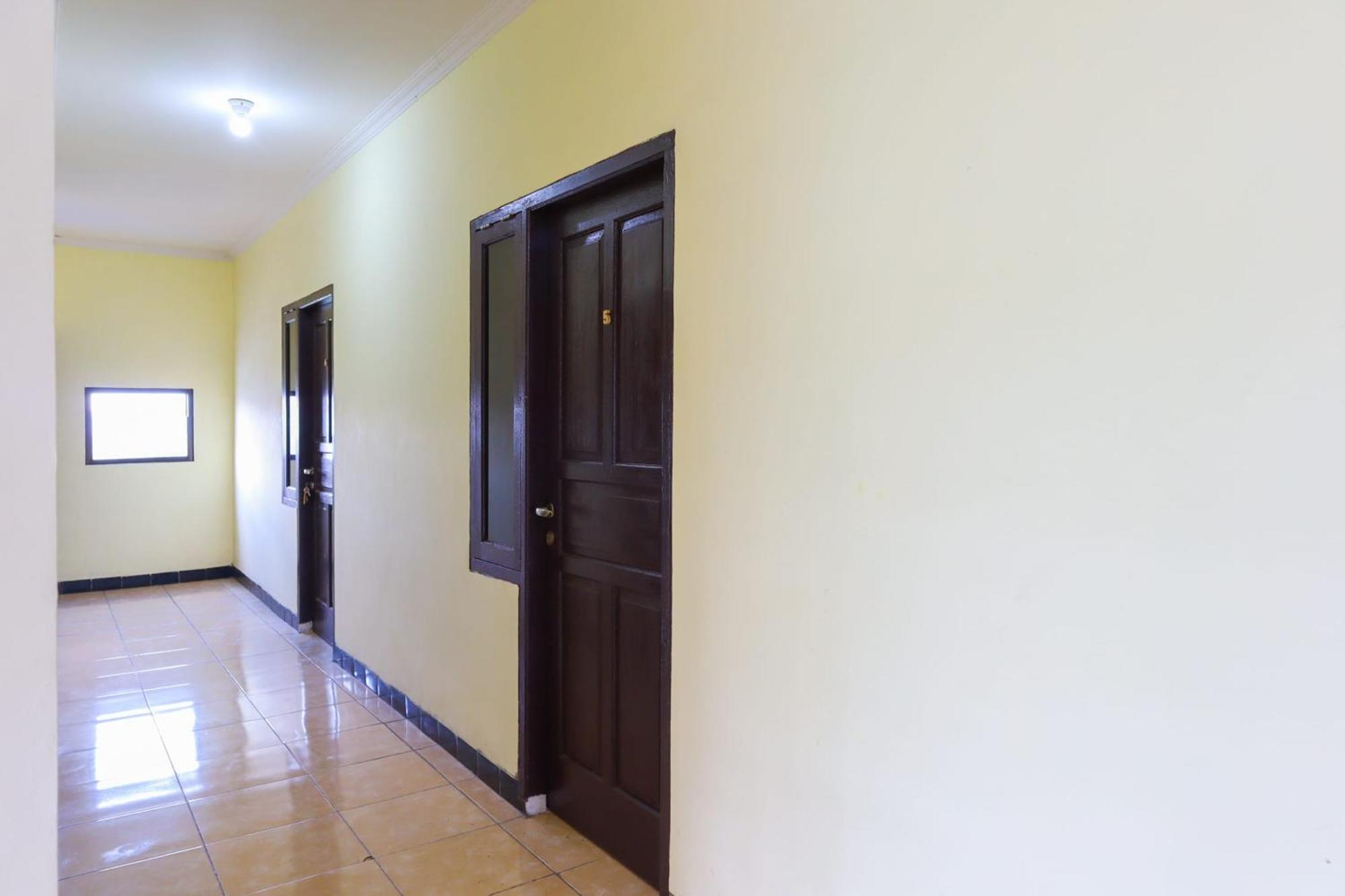 Oyo Life 2590 Kost Assirot Jakarta