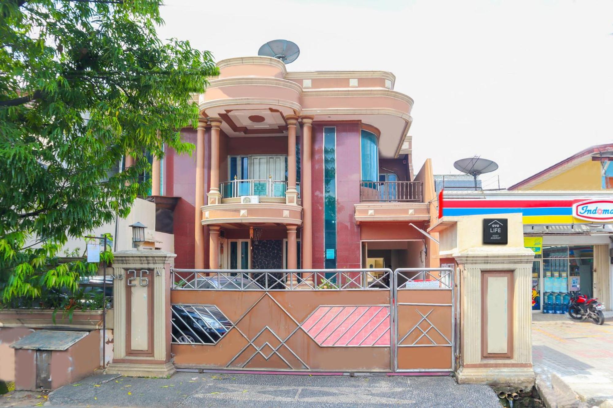 Oyo Life 2590 Kost Assirot 2*