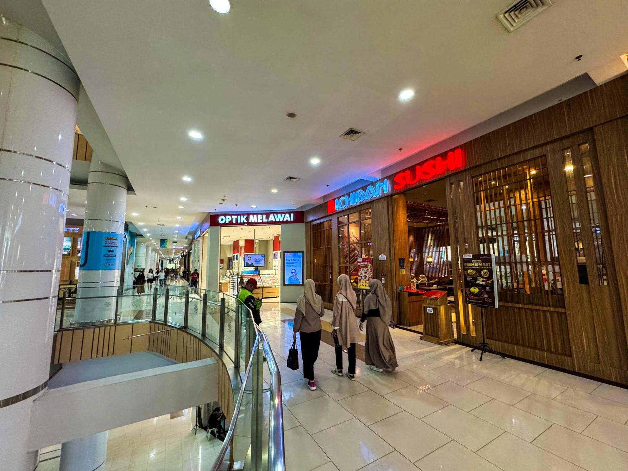 Pramuka Tower O With Pool, Wi-fi & Netflix