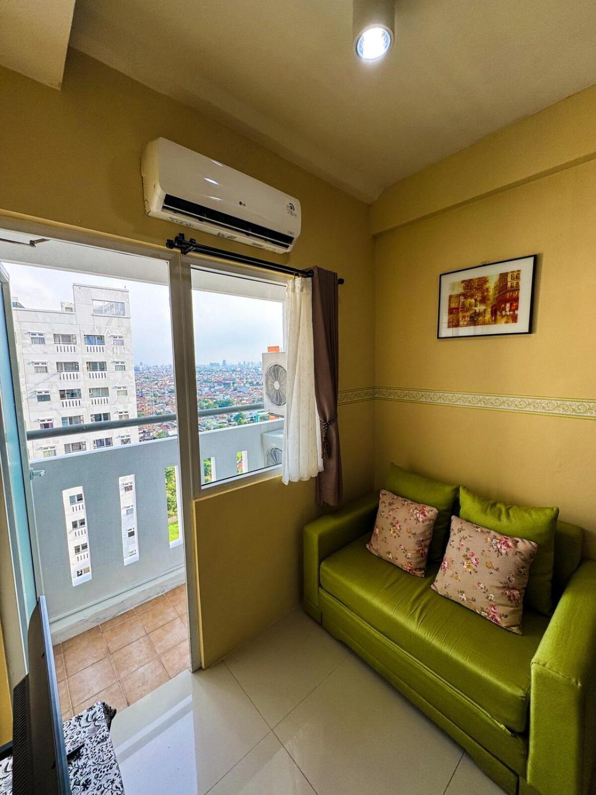 Pramuka Tower O With Pool, Wi-fi & Netflix Jakarta