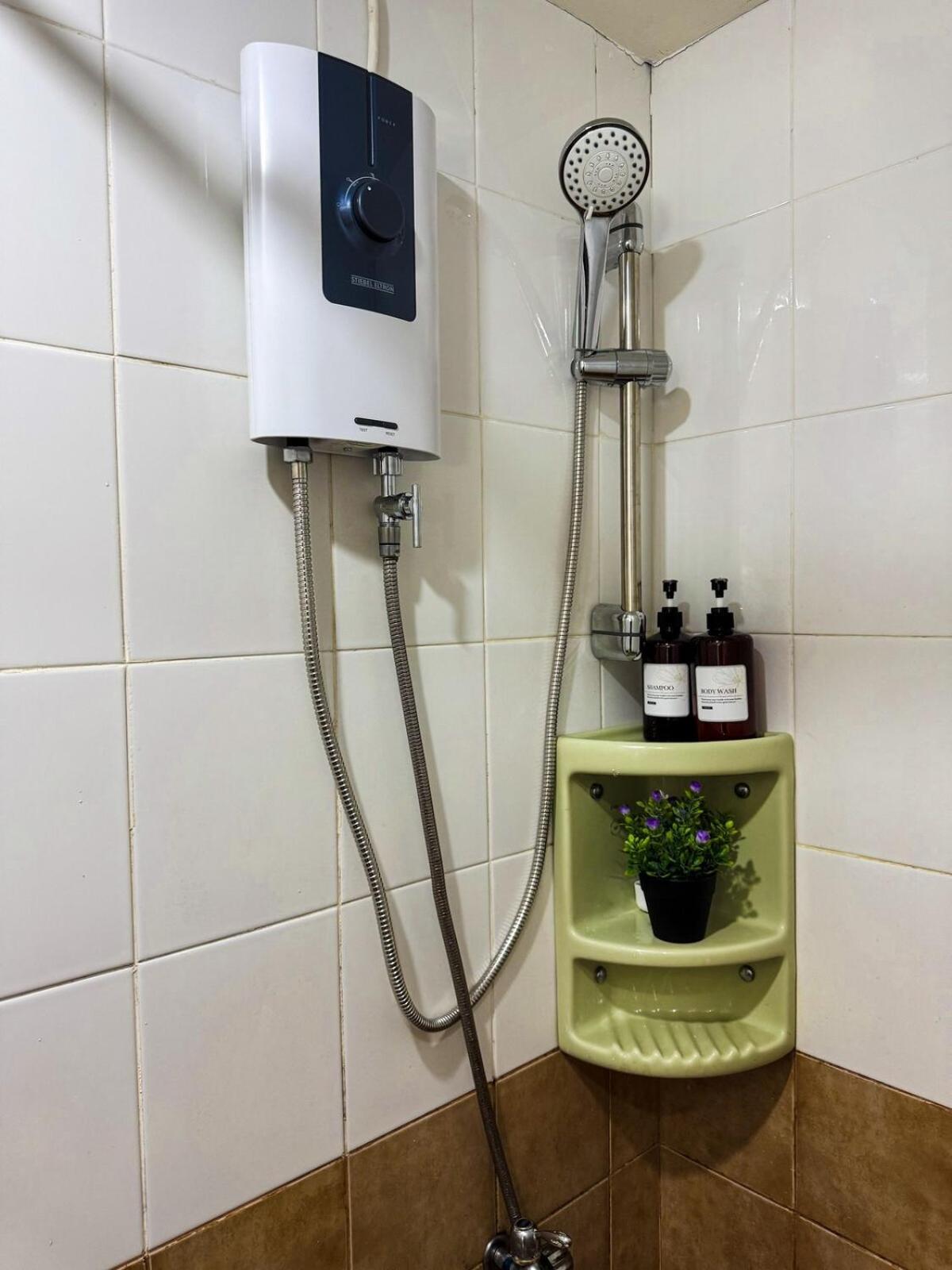 Pramuka Tower O With Pool, Wi-fi & Netflix Apartment