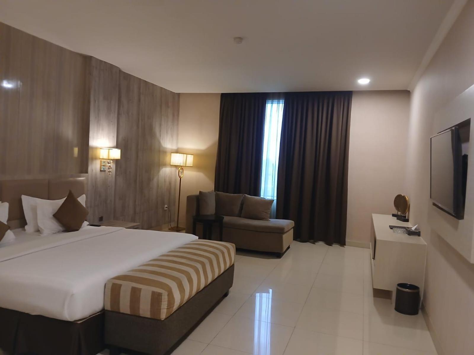Grand Paragon Hotel 4*