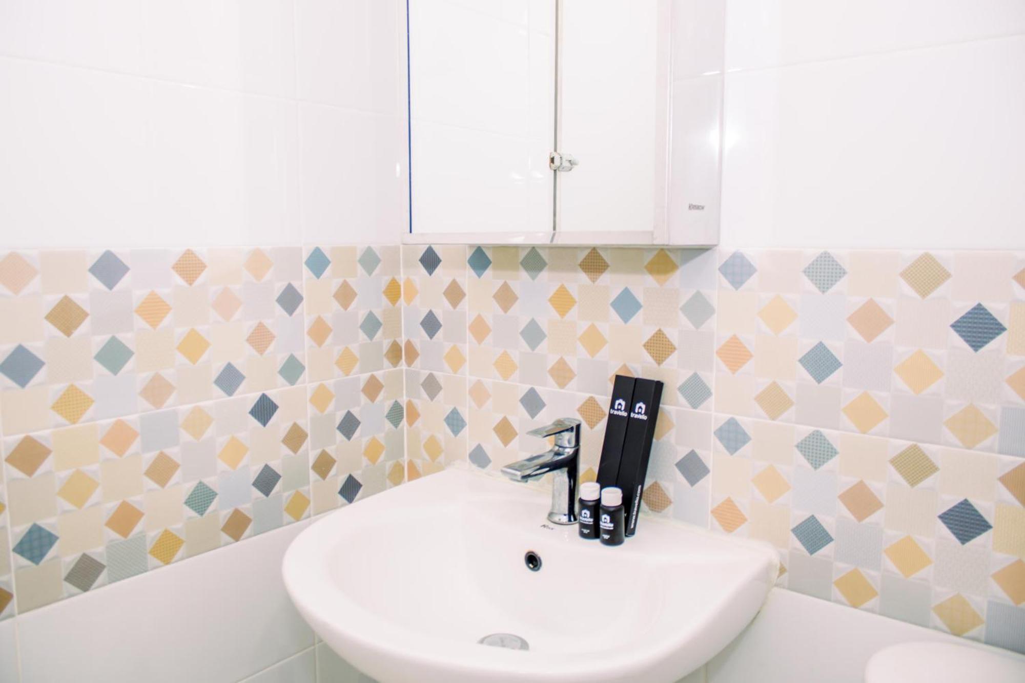 Comfort 1br With Wardrobe At Bay Pluit By Travelio