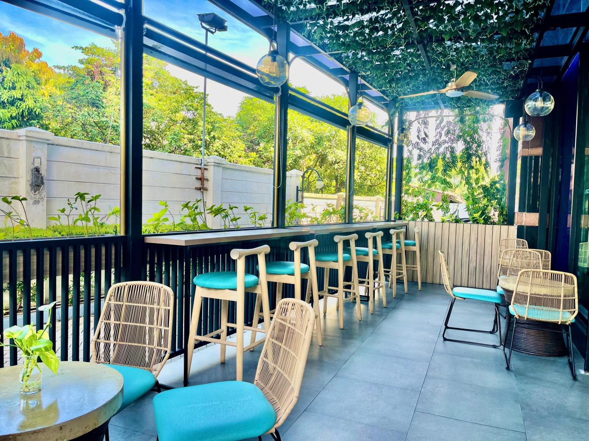 The Acacia Hotel