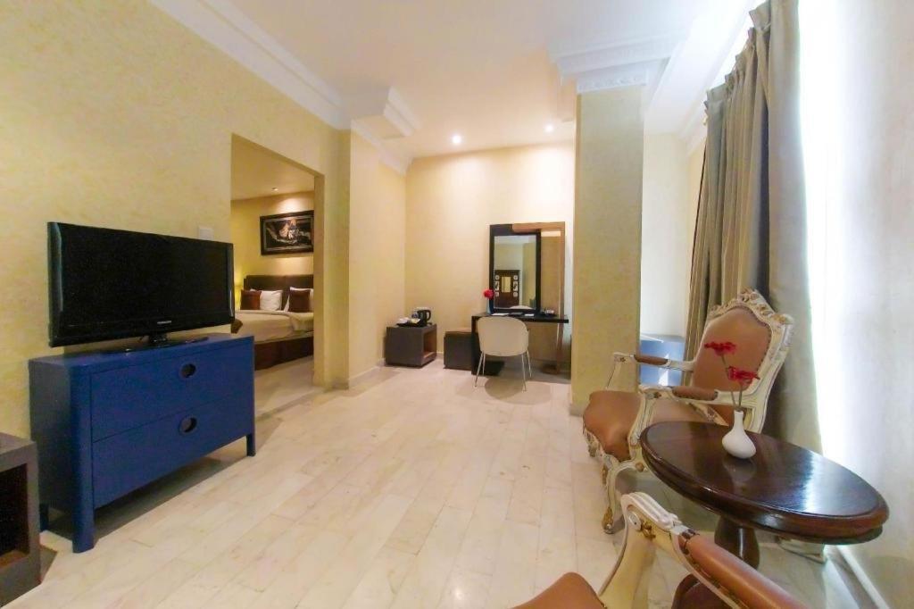 Amos Cozy Melawai Hotel