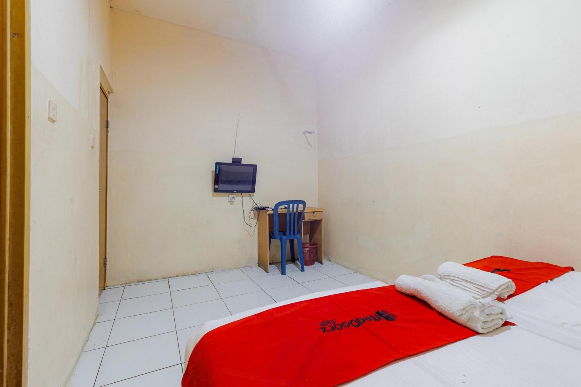 Reddoorz Near Esa Unggul Campus