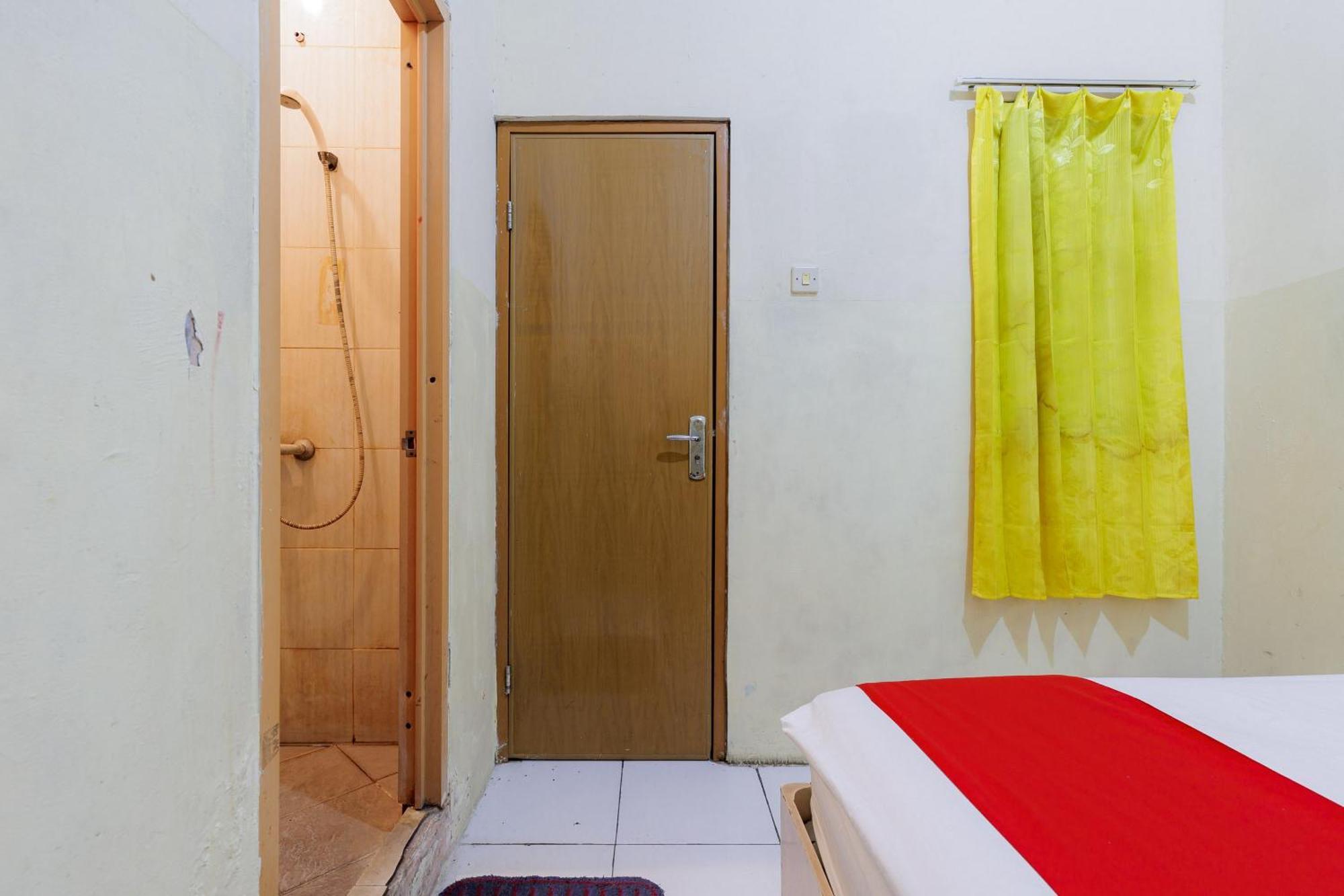 Reddoorz Near Esa Unggul Campus Hotel 2*