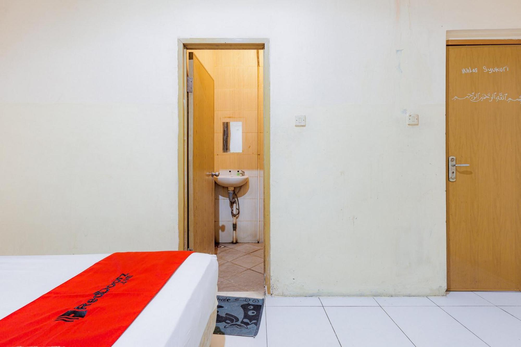 Reddoorz Near Esa Unggul Campus Hotel Jakarta