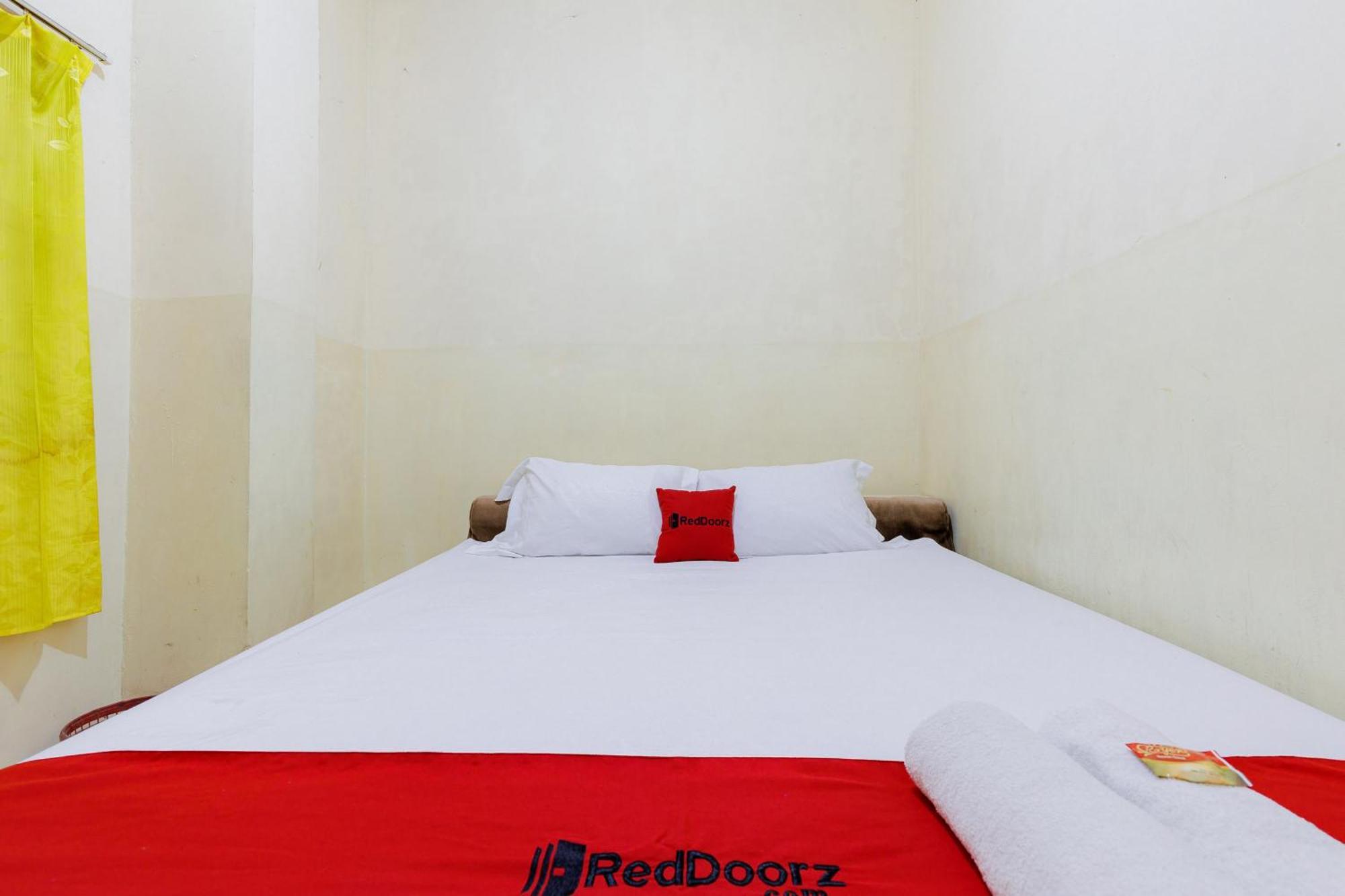 Hotel Reddoorz Near Esa Unggul Campus