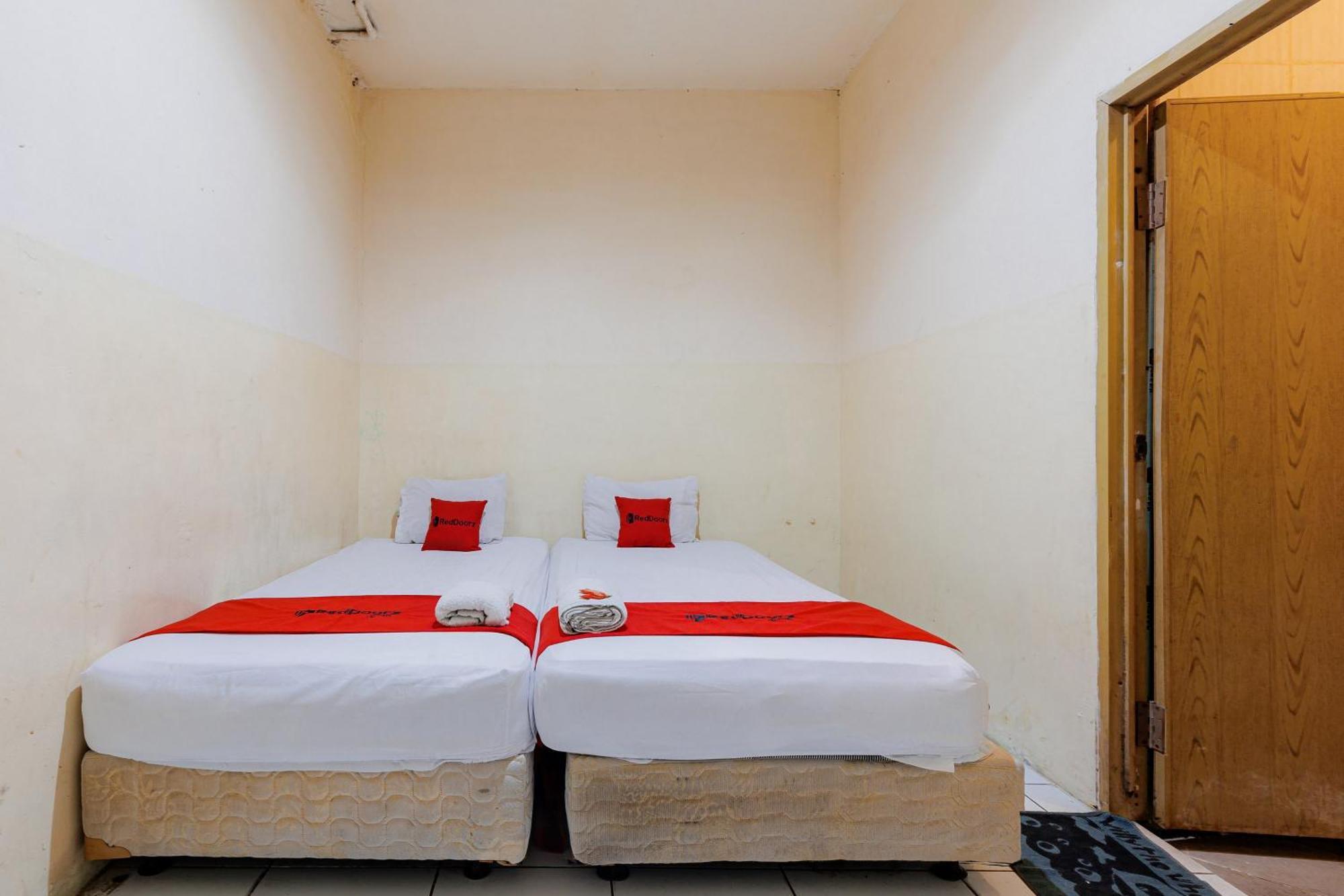 Reddoorz Near Esa Unggul Campus Hotel 2*