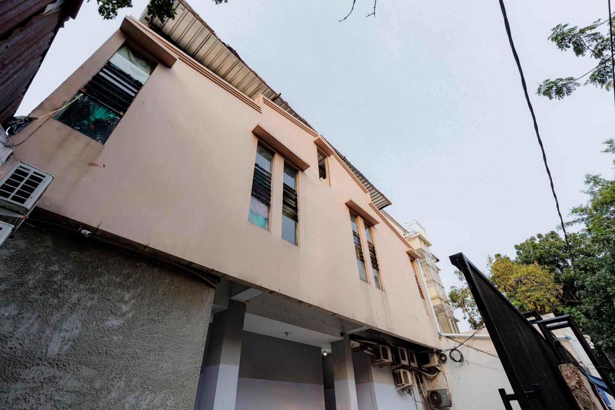 Reddoorz Near Esa Unggul Campus Hotel Jakarta