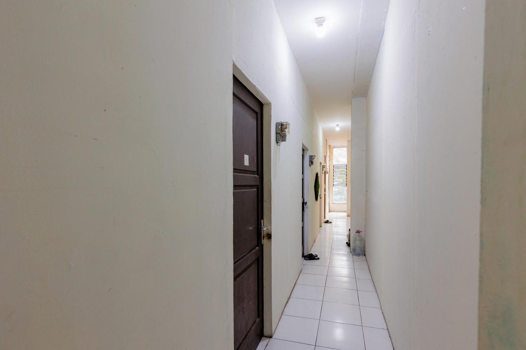 Reddoorz Near Esa Unggul Campus 2* Jakarta