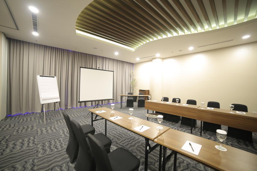 Hotel Ozone Pantai Indah Kapuk 3*