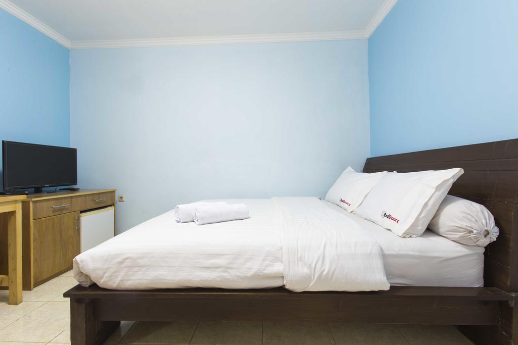 Reddoorz Near Pasar Santa Guest house 2*