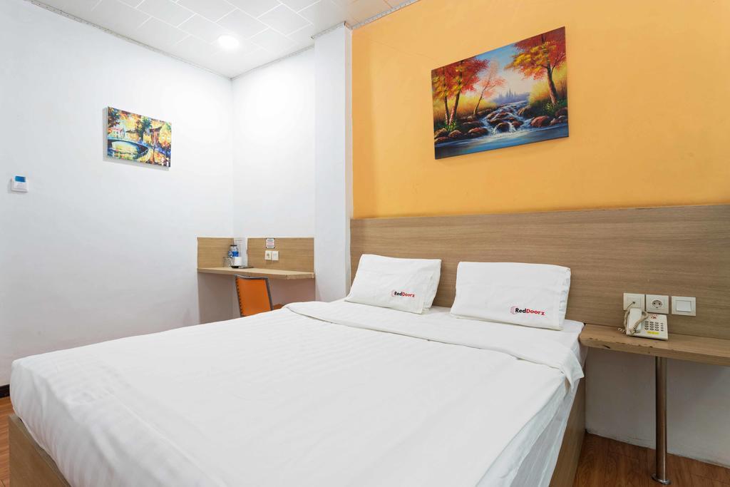 Reddoorz Near Citraland Mall Guest house