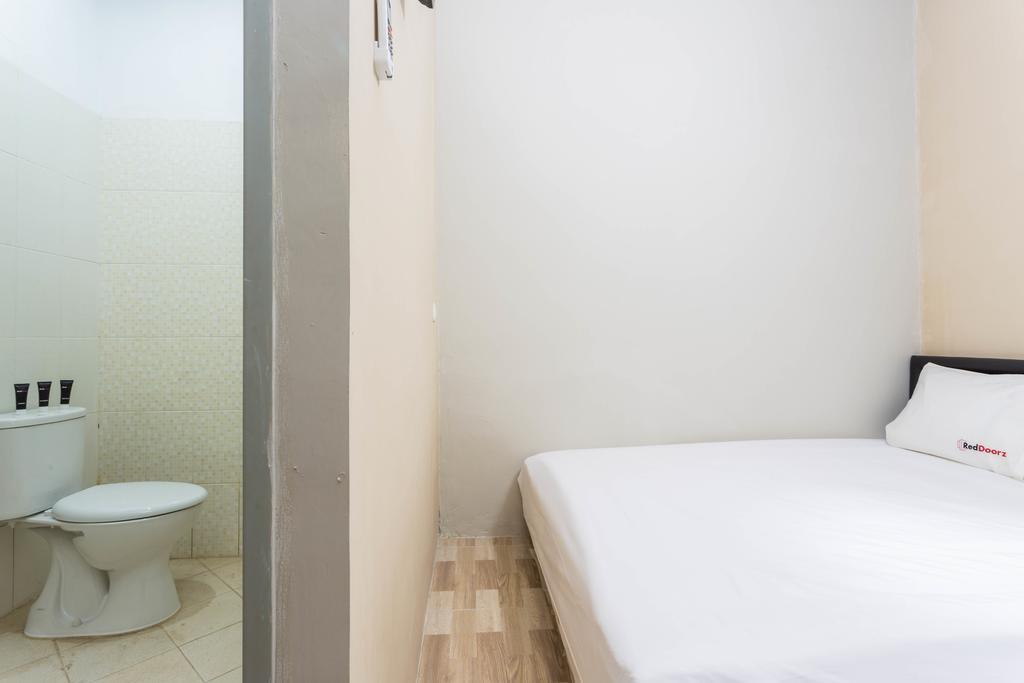Reddoorz Near Saharjo Guest house 2*