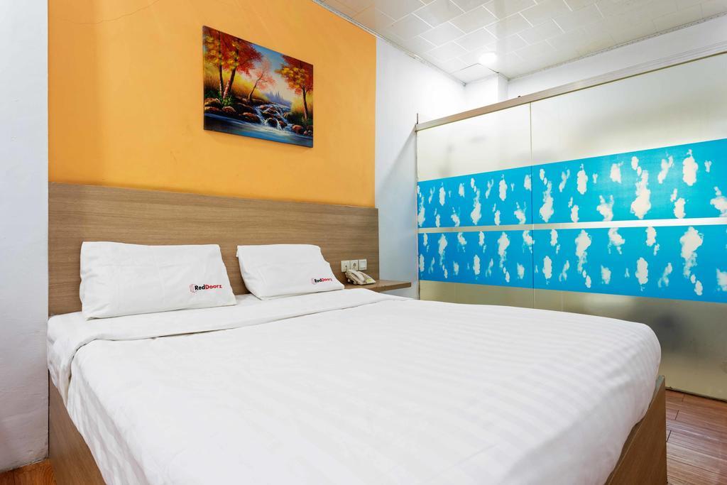 Guest house Reddoorz Near Citraland Mall