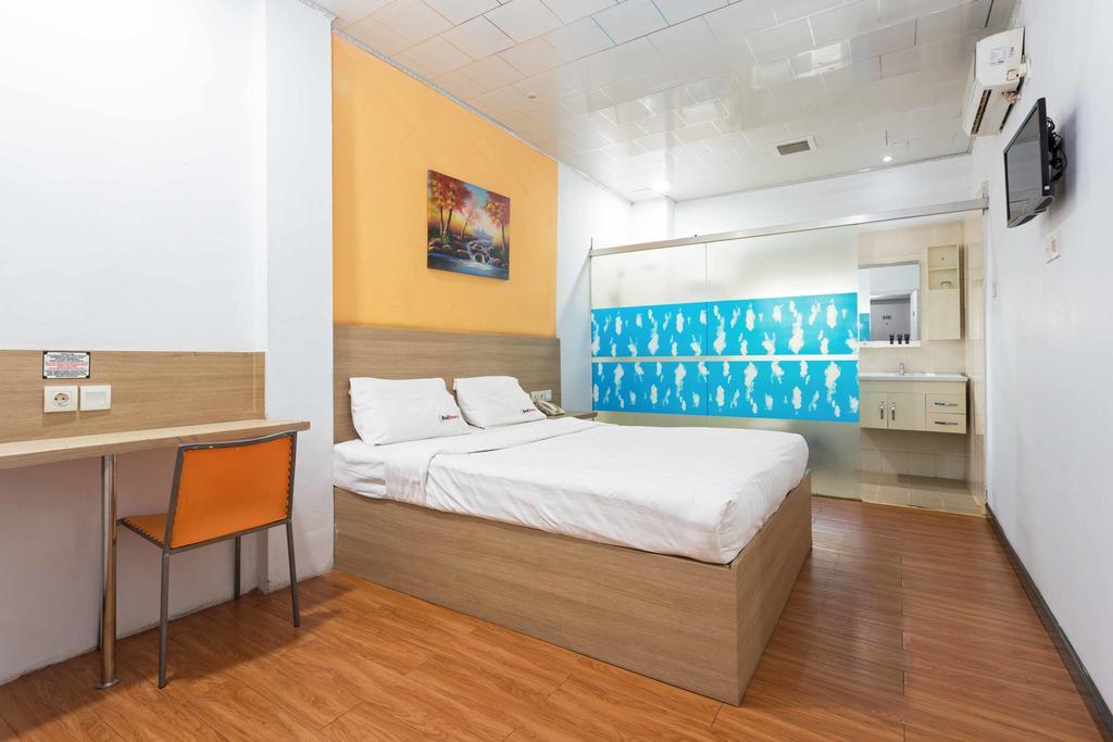 Reddoorz Near Citraland Mall Guest house
