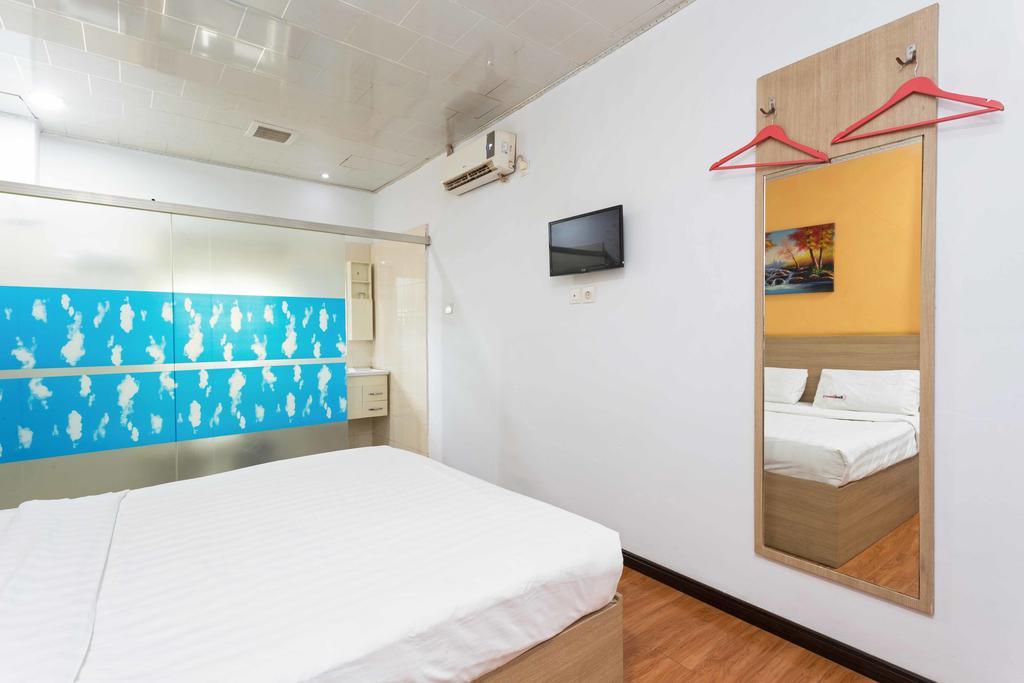 Reddoorz Near Citraland Mall Guest house Jakarta
