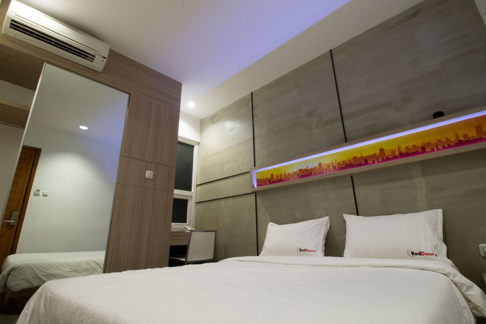 Reddoorz Plus @ Setiabudi Eight Guest house