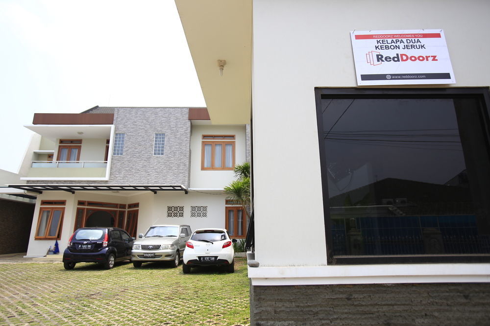 Hotel Reddoorz Near Kelapa Dua Kebon Jeruk 3*