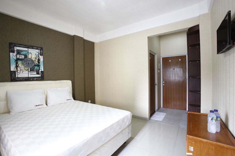 Reddoorz Near Cilandak Town Square Nhà khách Jakarta