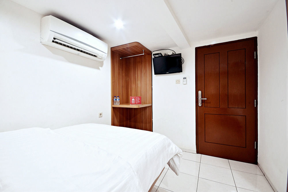Reddoorz Near Pasar Tanah Abang 2*