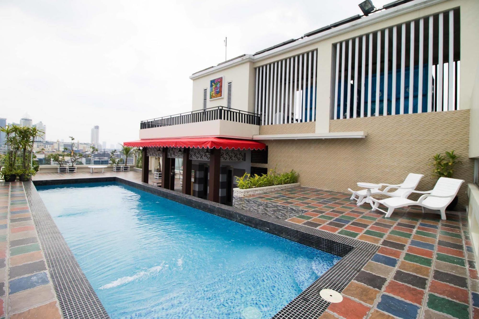 Reddoorz Premium @ Thamrin Kebon Sirih Hotel 4*