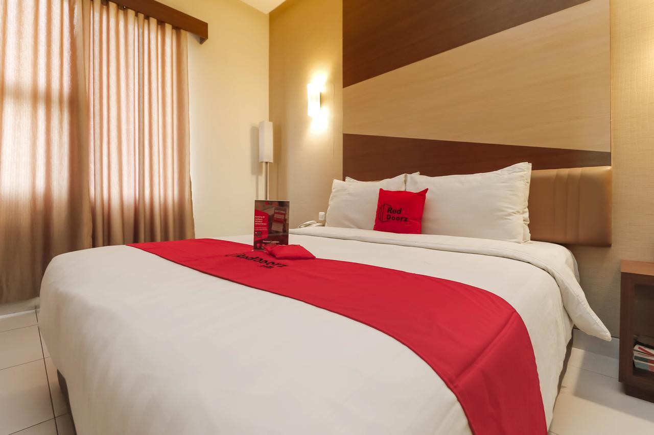 Hotel Reddoorz Near Roxy 2*