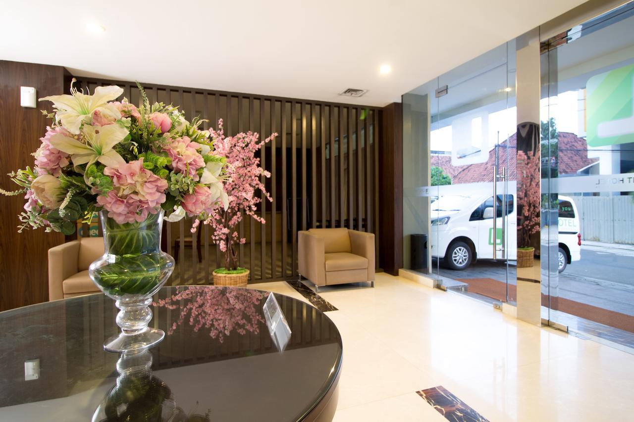 Hotel Reddoorz Near Roxy 2*