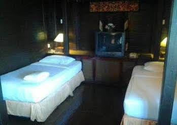 Hotel Pulau Ayer And Cottages 4*