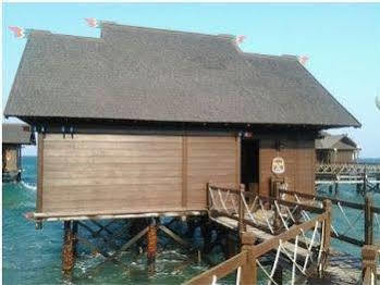 Hotel Pulau Ayer And Cottages 4*