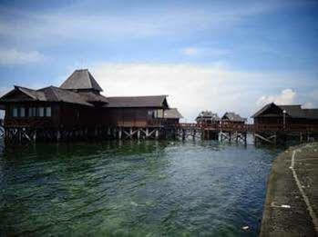 Hotel Pulau Ayer And Cottages 4*
