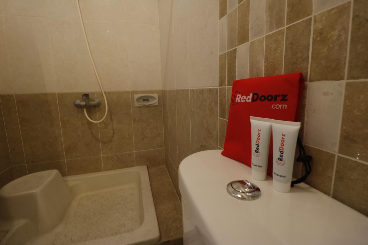 Reddoorz @ Jalan Dharmawangsa Guest house