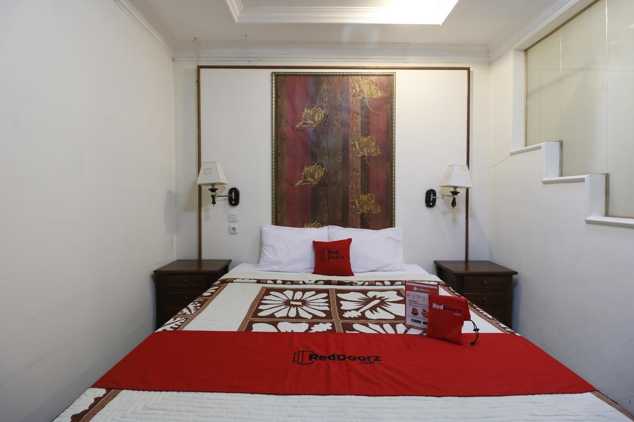Reddoorz @ Jalan Dharmawangsa Guest house