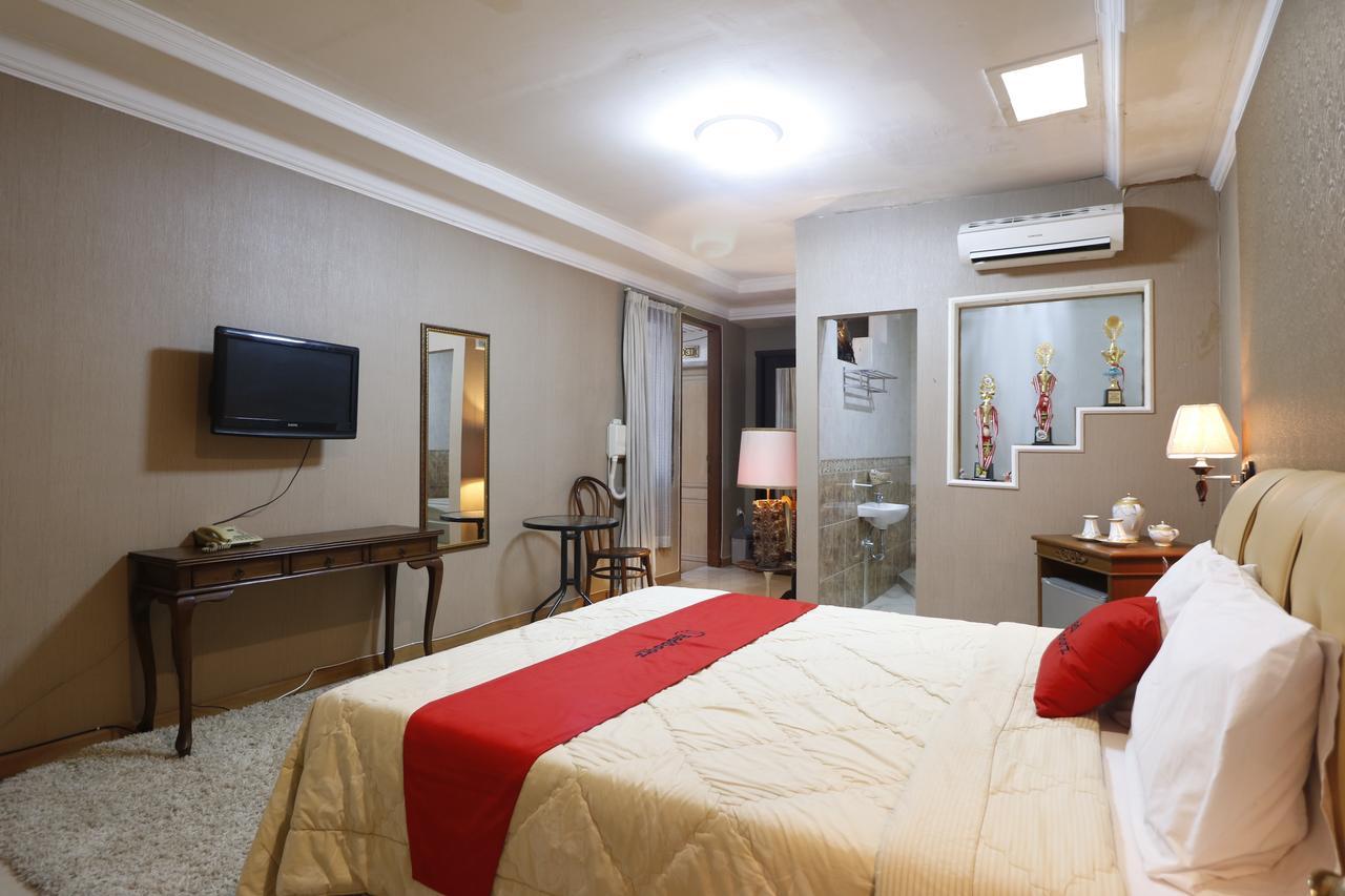Reddoorz @ Jalan Dharmawangsa Guest house