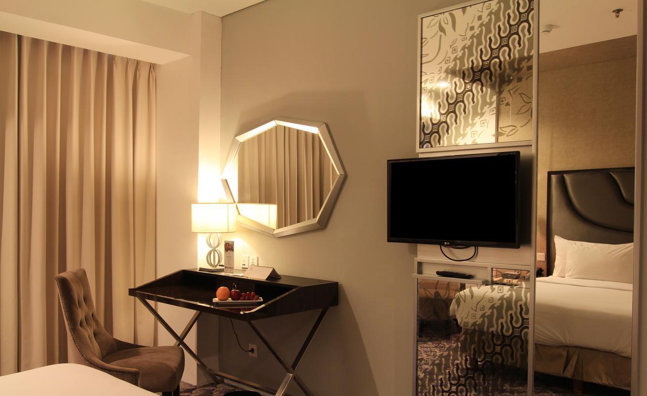 Aston Bellevue Radio Dalam Hotel
