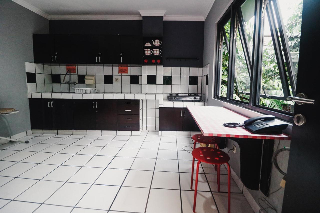 Reddoorz Near Rs Fatmawati 2 Guest house 2*