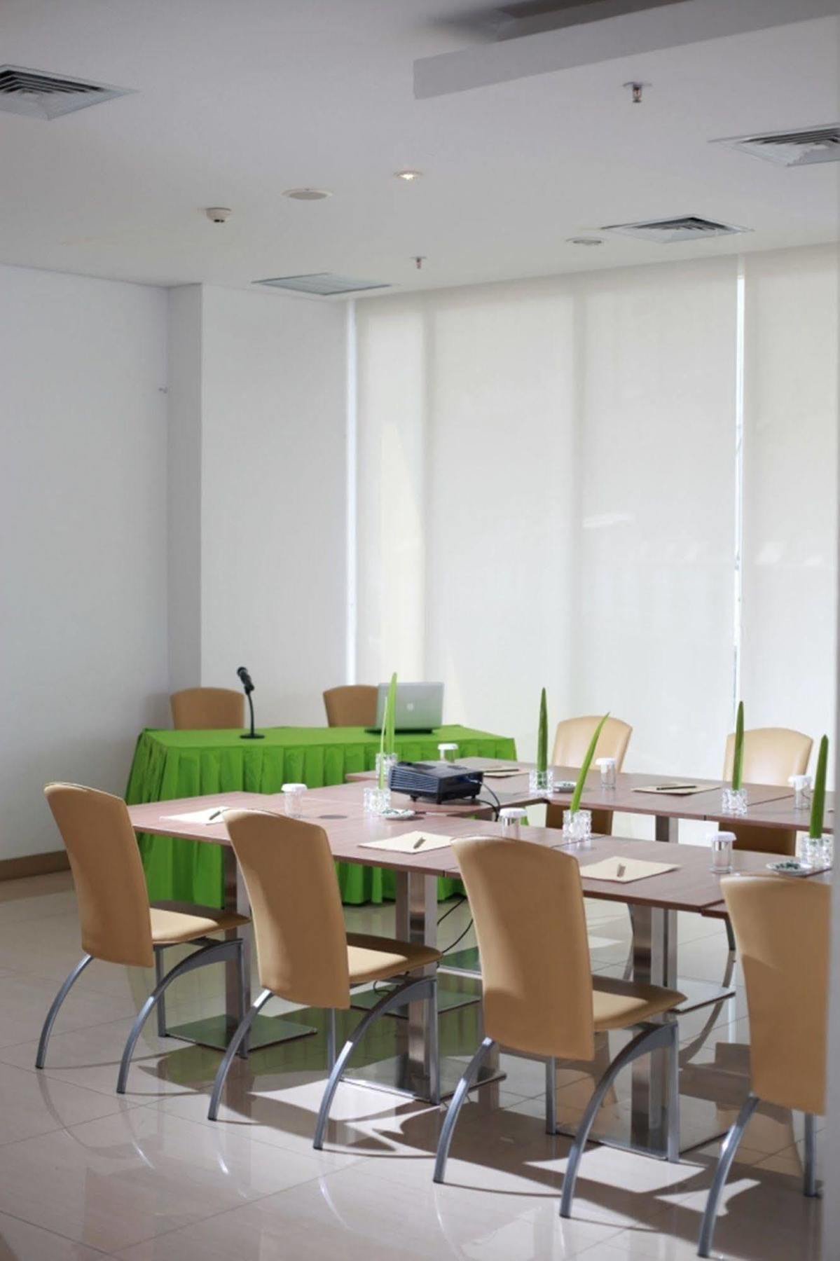 Whiz Cikini 2* Jakarta
