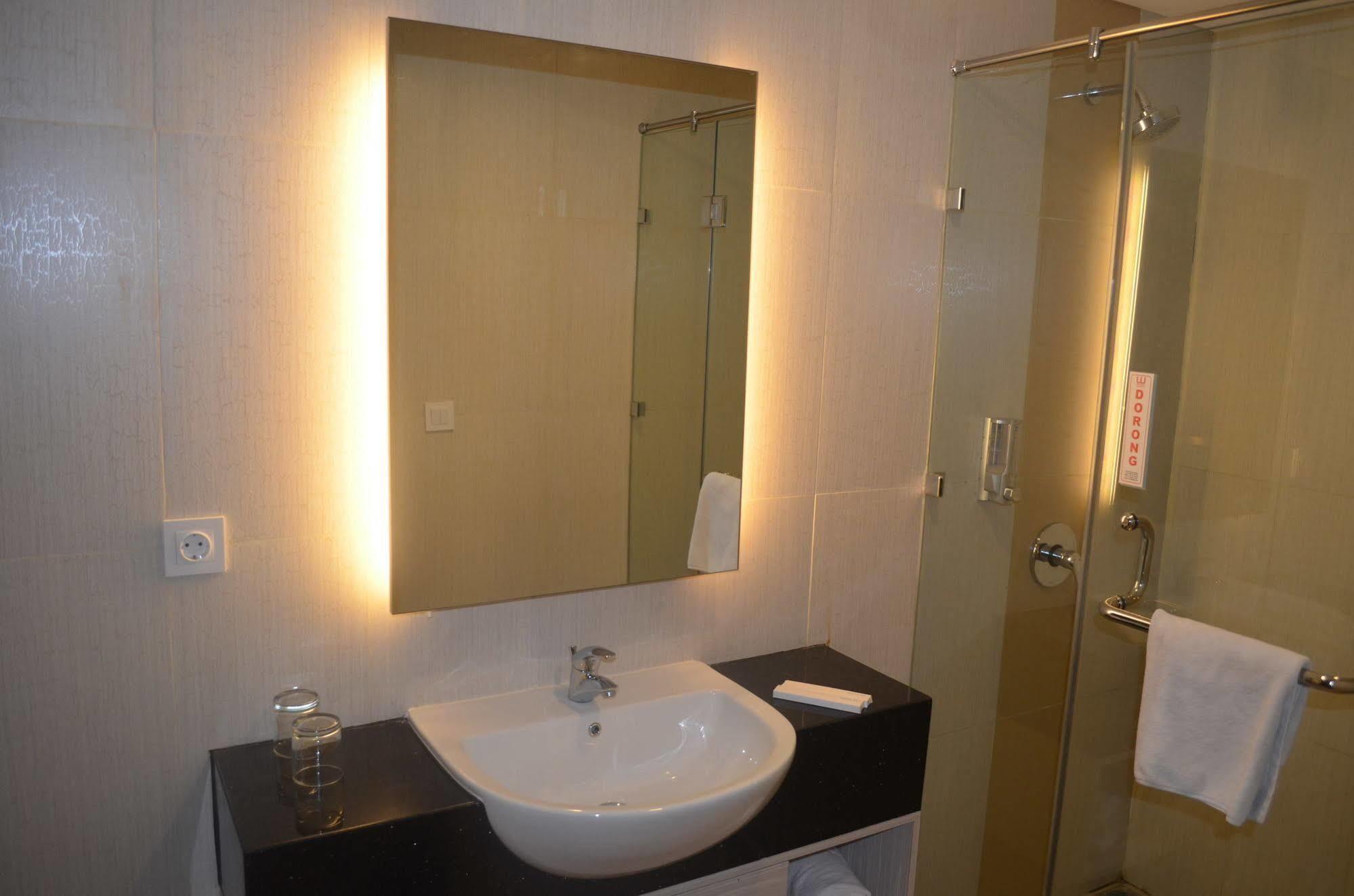 World - Bandengan Hotel