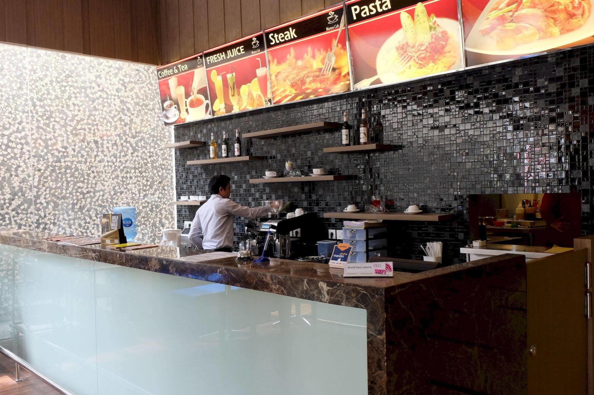 World - Bandengan Hotel