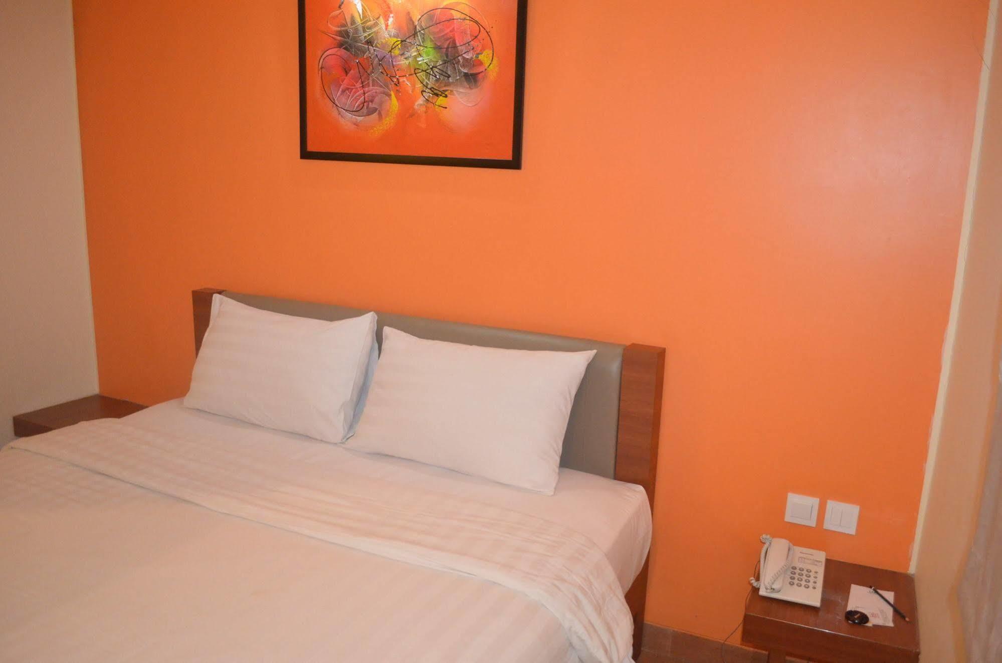 World - Bandengan Hotel 2*